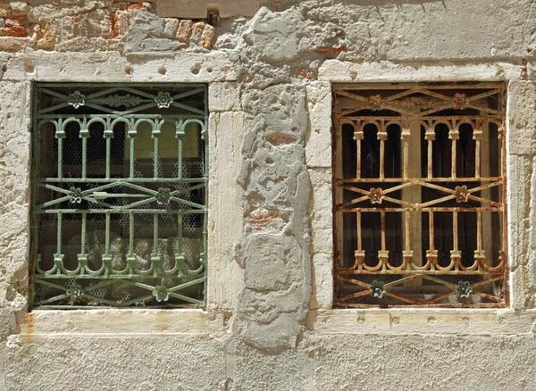 Два старих вікон — стокове фото