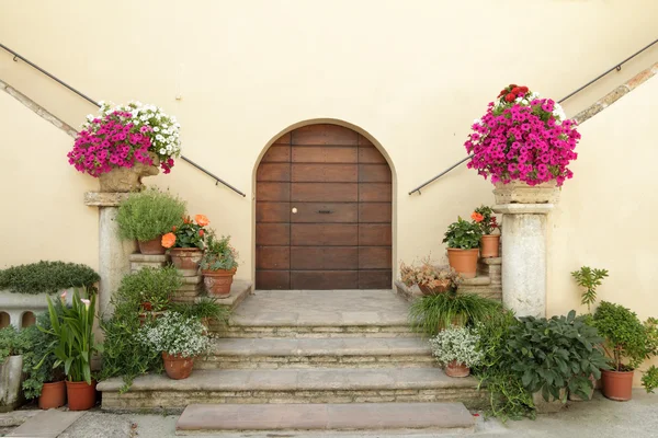 Elegante Haustür italienische Villa — Stockfoto