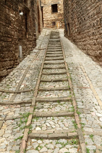 Rua de pedra estreita velha com passos — Fotografia de Stock