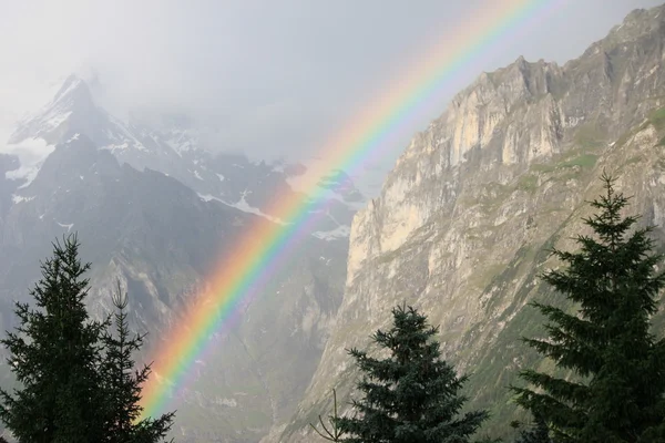 Berg-Regenbogen — Stockfoto
