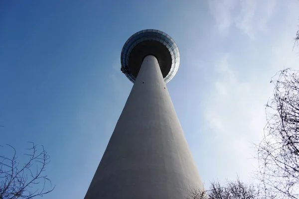 Turm und Himmel — Stockfoto