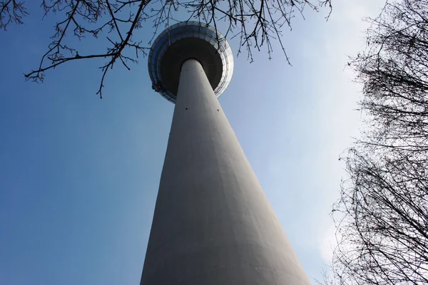 Torre no céu — Fotografia de Stock