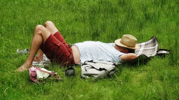 Çimlere yatan adam