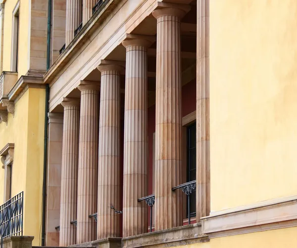 Säulenfassade — Stockfoto