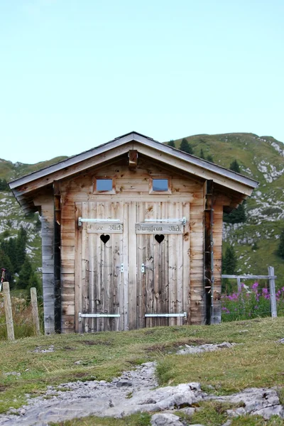 Outhouse nas montanhas — Fotografia de Stock