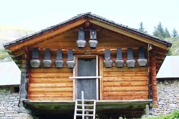 Sýr obchod s kravské zvony — Stock fotografie