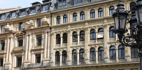 Fachada de edificio adornada — Foto de Stock