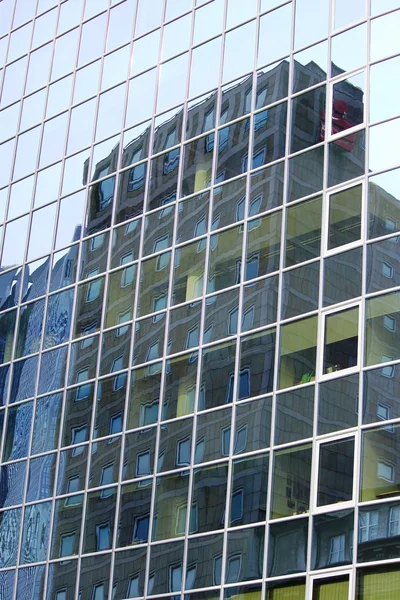 Szklane ściany wieżowca — Zdjęcie stockowe