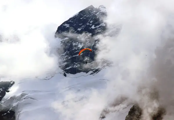 Parapente en las montañas — Foto de Stock