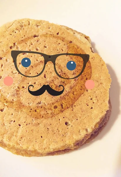 Bulat Pancake Dengan Wajah Lucu Ceria Dengan Kumis Dan Kacamata — Stok Foto