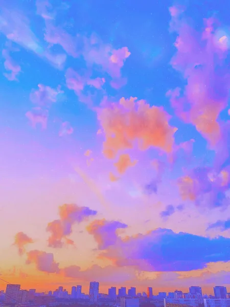 街のシルエットにピンクと紫の雲が印象的な美しい背景です 流行色 — ストック写真