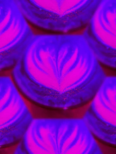 抽象的な背景 白いハートのカップの中の紫色の丸い泡 アートコラージュ — ストック写真