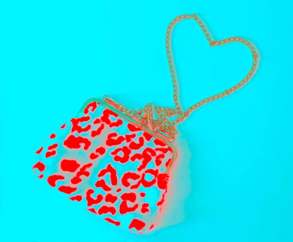 Kalp Şeklinde Zinciri Olan Şık Bir Leopar Çantası Minimalist Stil — Stok fotoğraf