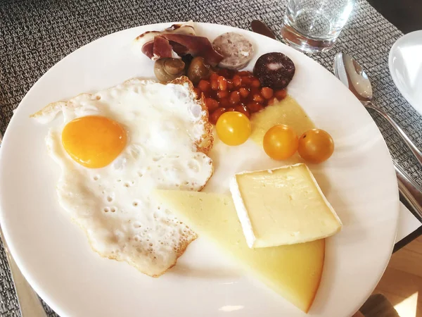 Beau Petit Déjeuner Délicieux Œufs Brouillés Fromage Tomates Cerises Haricots — Photo