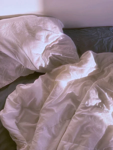 背景浪漫的美学照片 阳光下折皱的毛毯和枕头 — 图库照片
