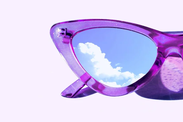 Modne Okulary Przeciwsłoneczne Blisko Góry Zdjęcie Mody — Zdjęcie stockowe