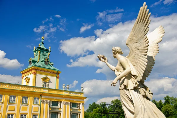 Wilanow paleis en angel's monument in het paleis Tuin, Warschau Stockafbeelding