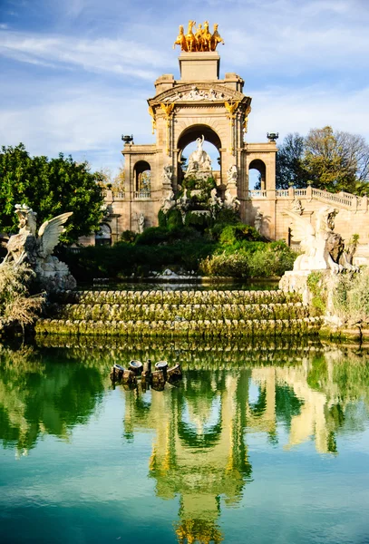 Fonte com reflexão na lagoa em Parc de la Ciutadella, Barcelona — Fotografia de Stock