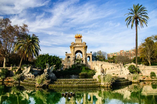 Parc de la Ciutadella, 바르셀로나에서에서 연못과 웅장 한 분수 — 스톡 사진