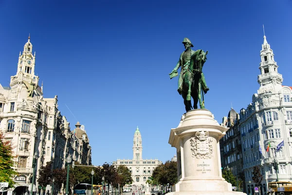 Liberdade plac z pomnikiem króla Piotra iv i porto city hall, porto, Portugalia — Zdjęcie stockowe