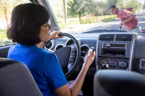 Autofahrer mit Handy-SMS erfasst Fußgängerin — Stockfoto