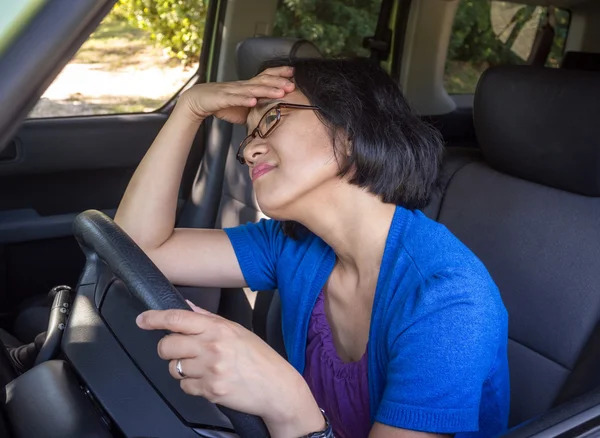 Mujer estresada en coche en atasco de tráfico — Foto de Stock