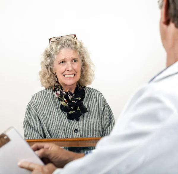 Mulher assustada preocupada conversando com seu médico — Fotografia de Stock