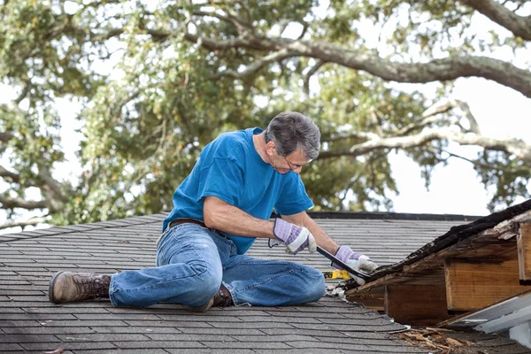 Man Repairing Leaking Roof — Stock Photo, Image