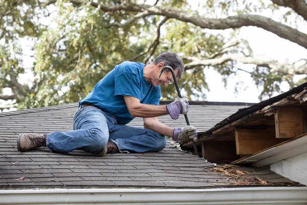 Hombre reparando el techo con fugas — Foto de Stock