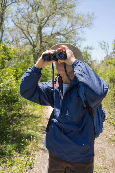 Man Hiking, Birdwatching and Looking Through Binoculars — Stock Photo, Image