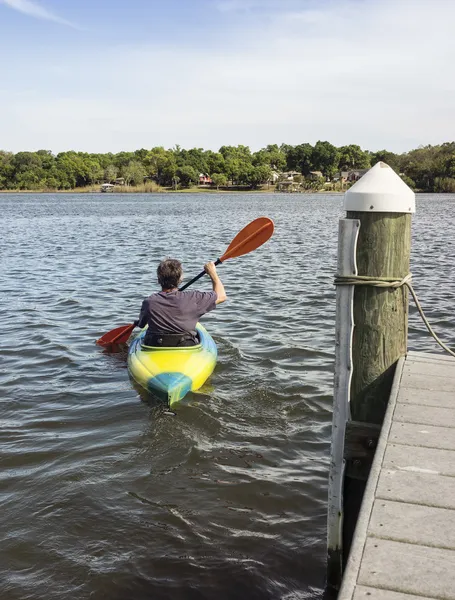 Зріла людина Kayaking для веселощі і фітнес — стокове фото