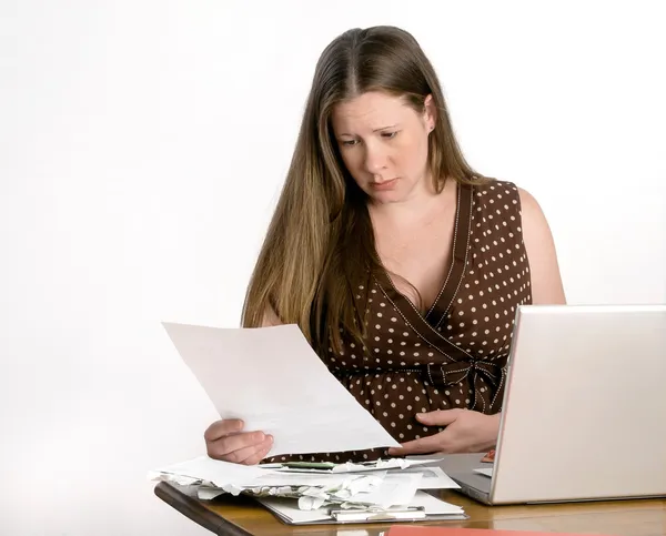 Těhotné mladá žena čte poukázky na přenosném počítači dívá ustaraně — Stock fotografie