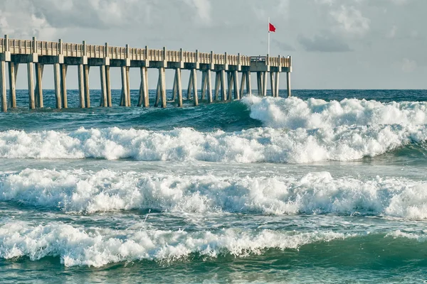 Surf's Up på Pensacola Beach Fishing Pier — Stockfoto