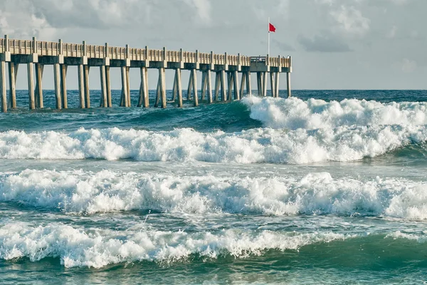 Sörf Up at Pensacola Beach balıkçılık Pier — Stok fotoğraf