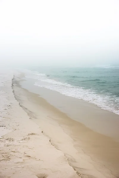 Ködös álmodozó nap a strandon — Stock Fotó