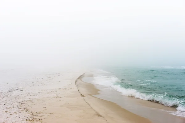 Mistige dromerige dag op het strand — Stockfoto