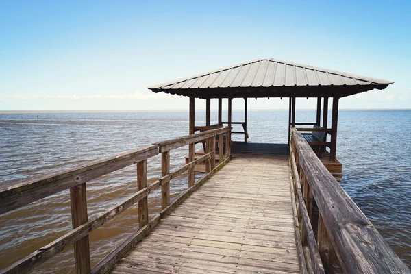 Rustieke houten vissen en zwemmen pier — Stockfoto