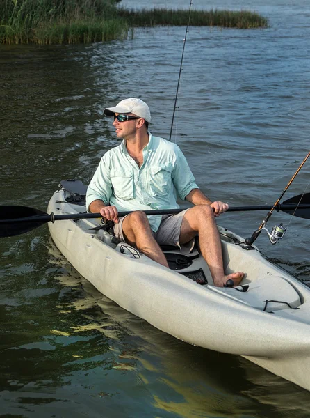 Homem pesca em kayak — Fotografia de Stock