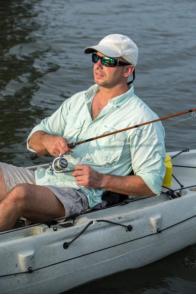 Uomo Pesca in Kayak — Foto Stock