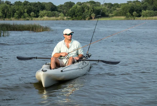 Homem pesca em kayak — Fotografia de Stock