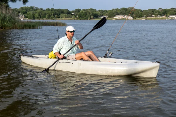 Homem pesca em kayak — Fotografia de Stock