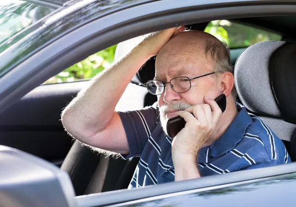 Frustrierter älterer Mann ruft aus seinem Auto um Hilfe. — Stockfoto