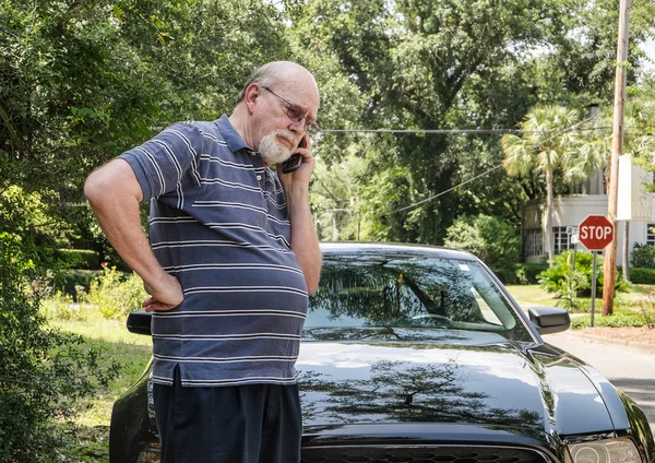 Frantic senior man calls for roadside assistance — Stock Photo, Image