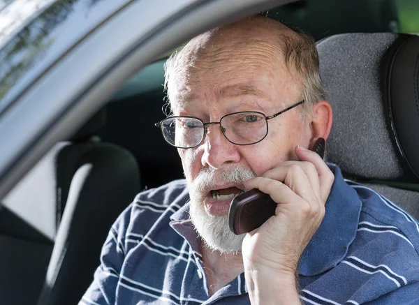 Vieil homme en colère hurlant sur le téléphone portable dans la voiture — Photo