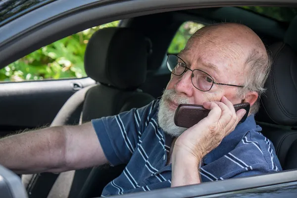 Heißer, verschwitzter Senior ruft nach Pannenhilfe — Stockfoto