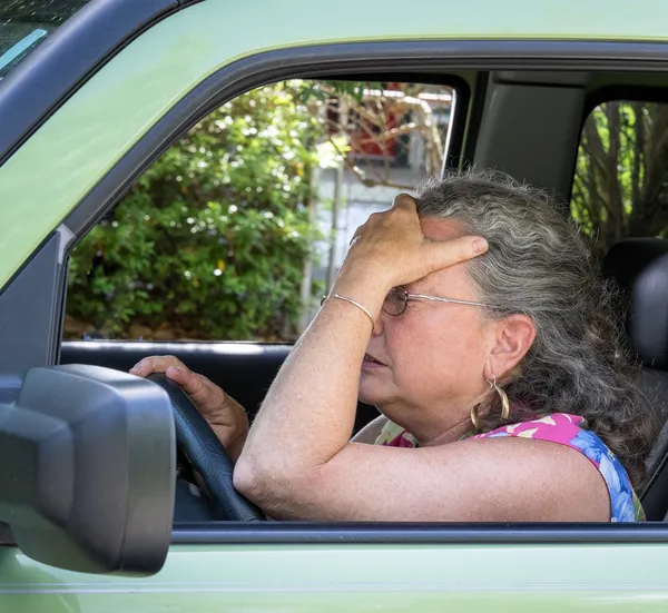 Frustrated senior woman driver — Stock Photo, Image