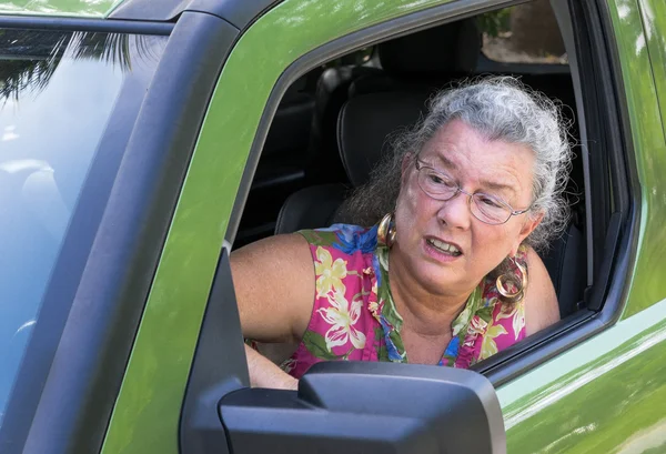 Boos senior vrouw stuurprogramma met woede van de weg — Stockfoto