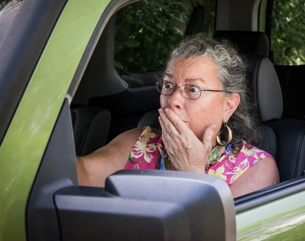 Skræmt Senior Woman Driver - Stock-foto