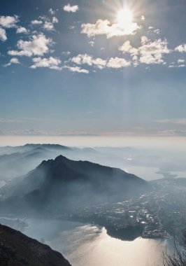 Lecco kasabası ve Como Gölü 'nün yanındaki dağlar.