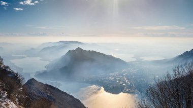 Lecco kasabası ve Como Gölü 'nün yanındaki dağlar.
